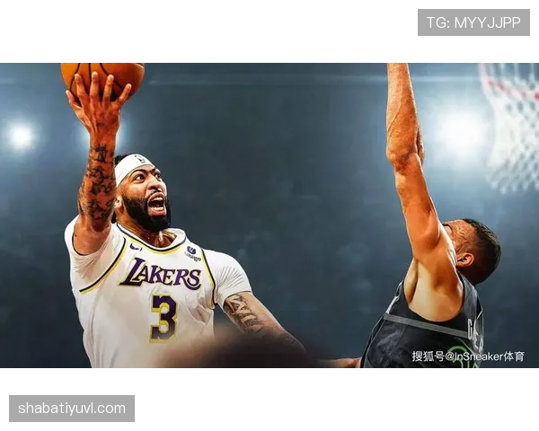 安东尼·戴维斯家里泳池比我整栋楼还大，这赛场上看着就像邻家大哥？