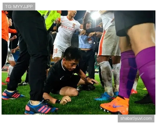 替补席纪律规则拆解：裁判如何判罚边线外违规行为？