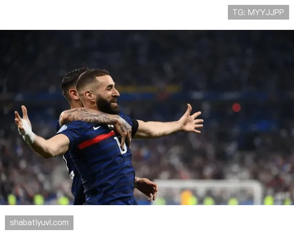 本泽马接管锋线插上直塞撕裂后防